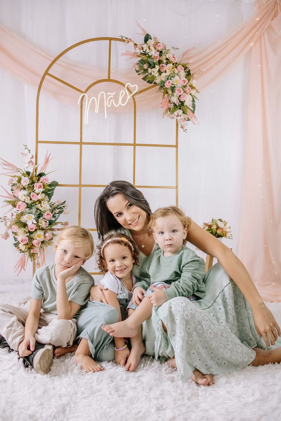 Amanda Pereira com os três filhos em ensaio de Dia das Mães